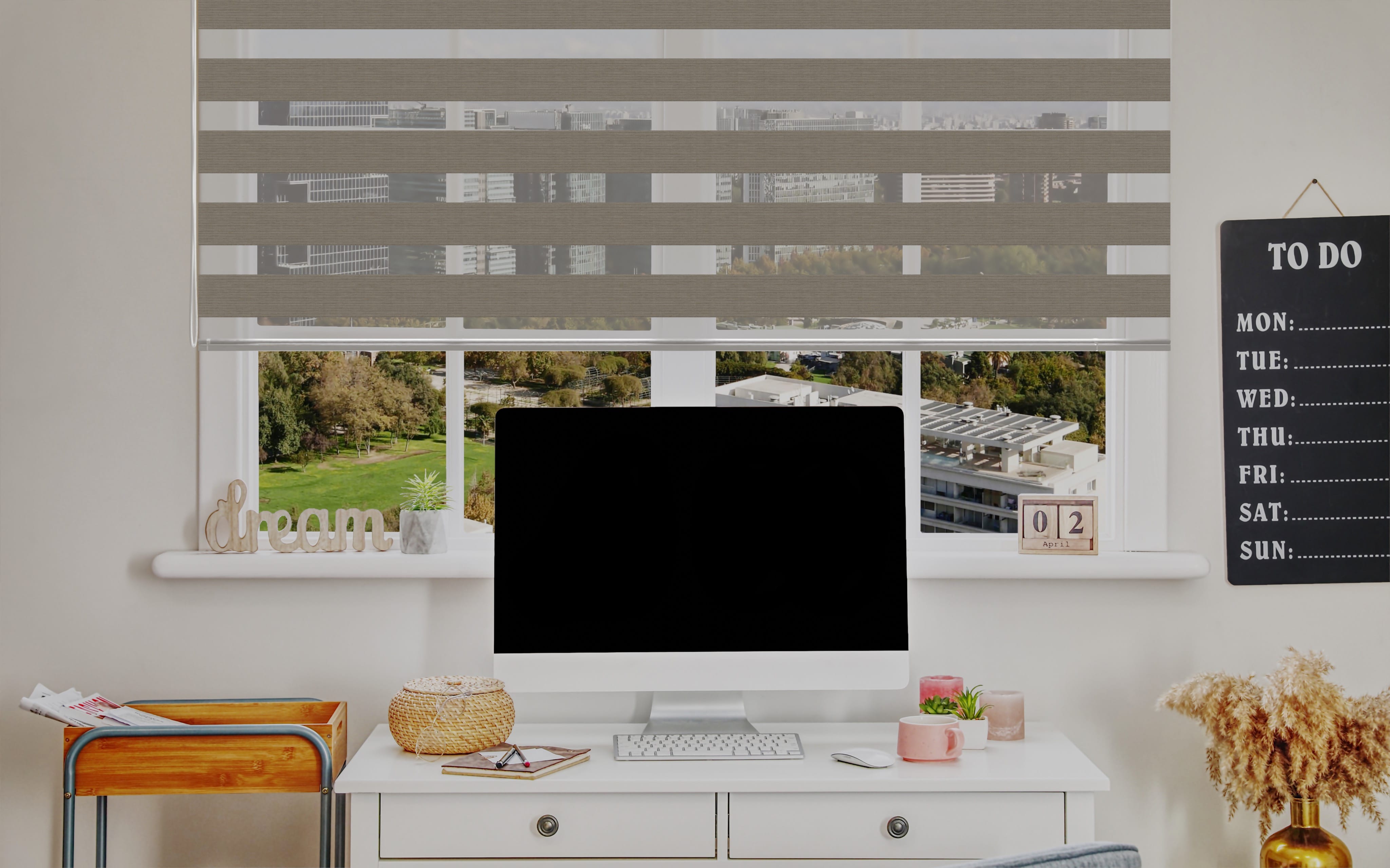 Cortinas Roller Duo Blackout Crema en la Oficina