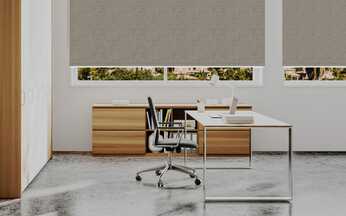 Cortinas Roller Blackout Crema en la Oficina