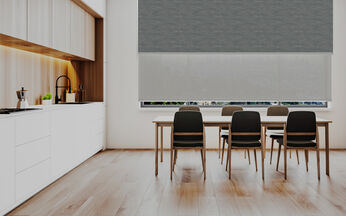 Cortinas Roller Dobles Screen Blanca y Blackout Deco Gris en la Sala de Conferencias